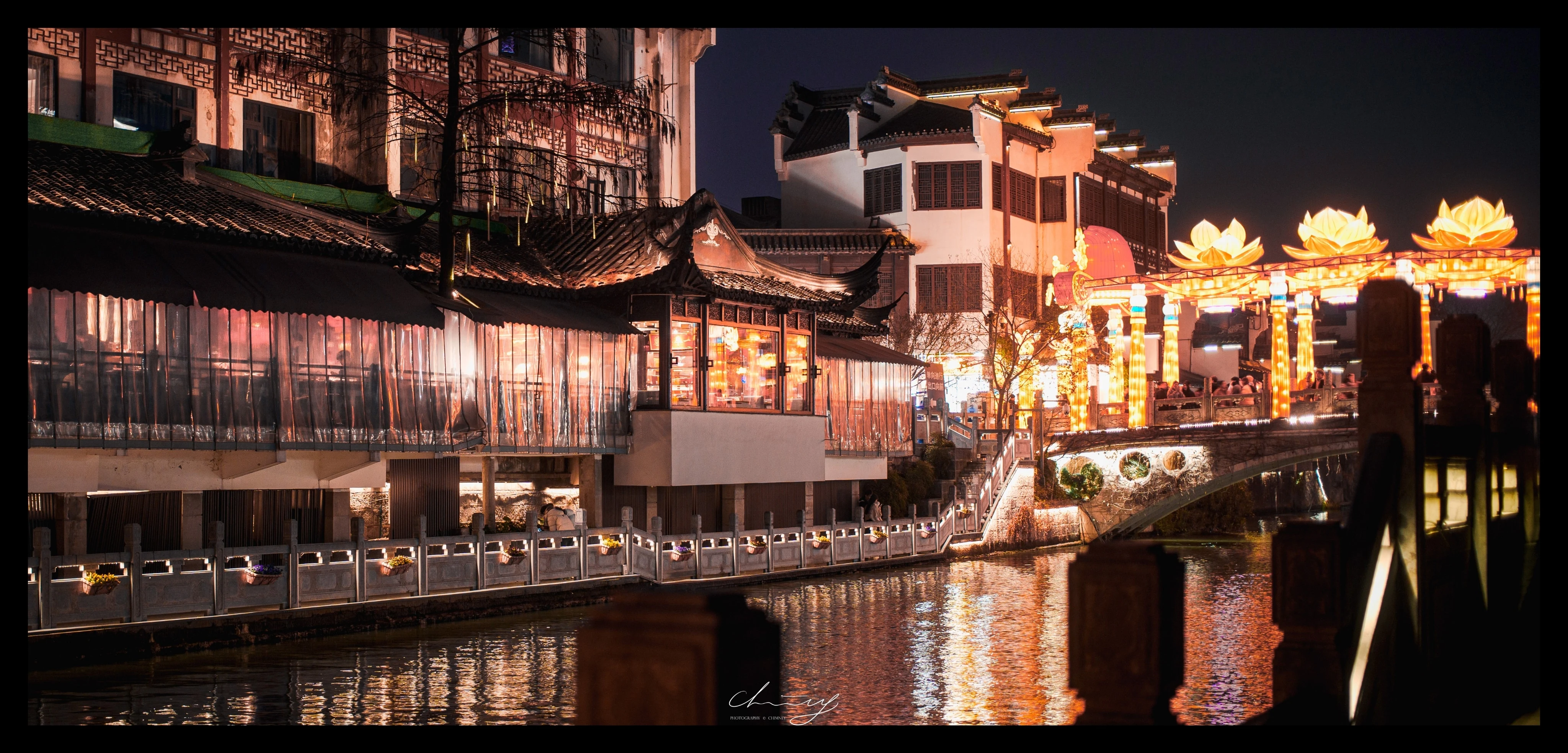 河边的飞檐，把夜市的灯挑起来