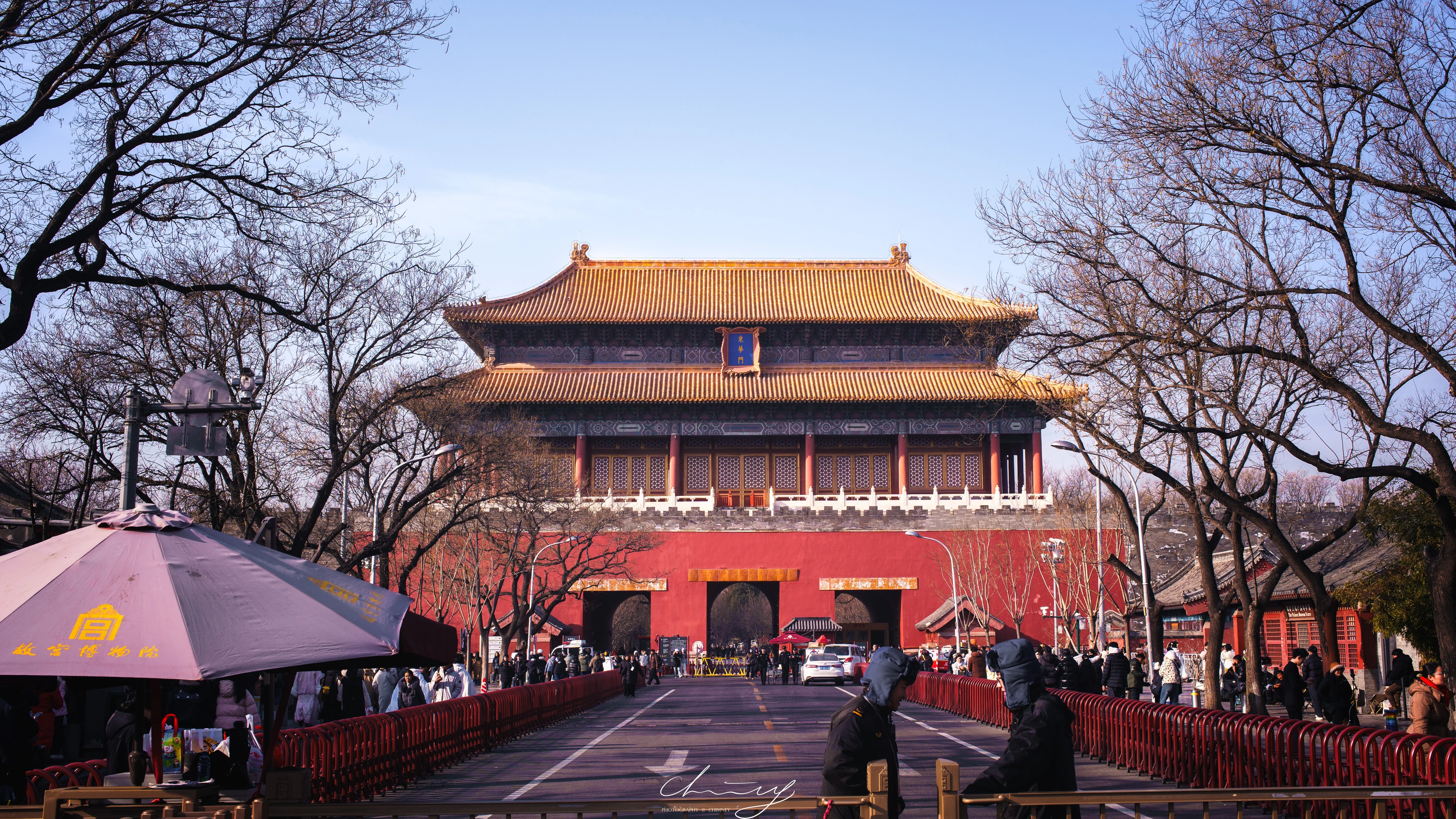 宫门外，伞下的热闹是人间