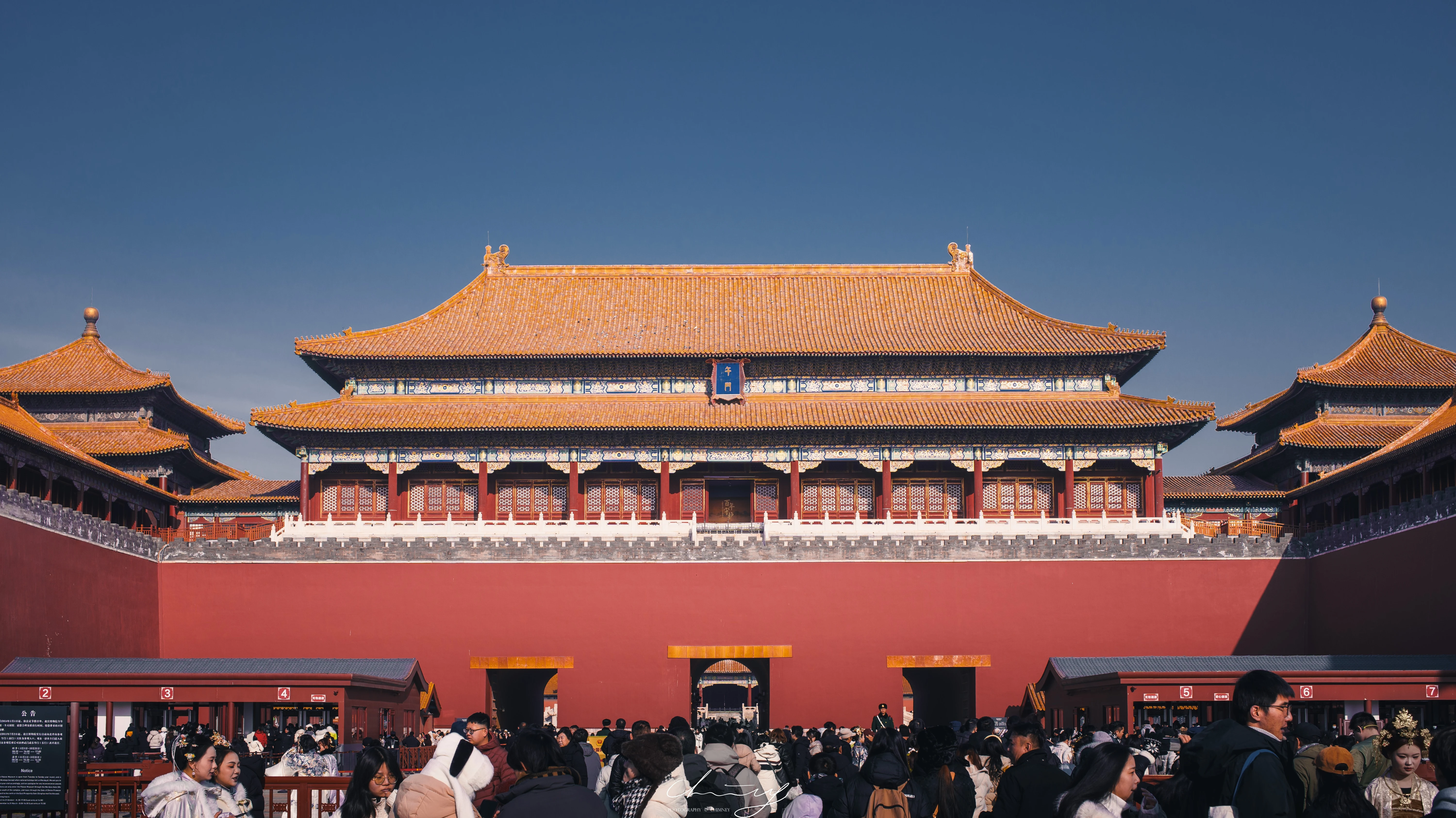 琉璃瓦上，云走得很慢