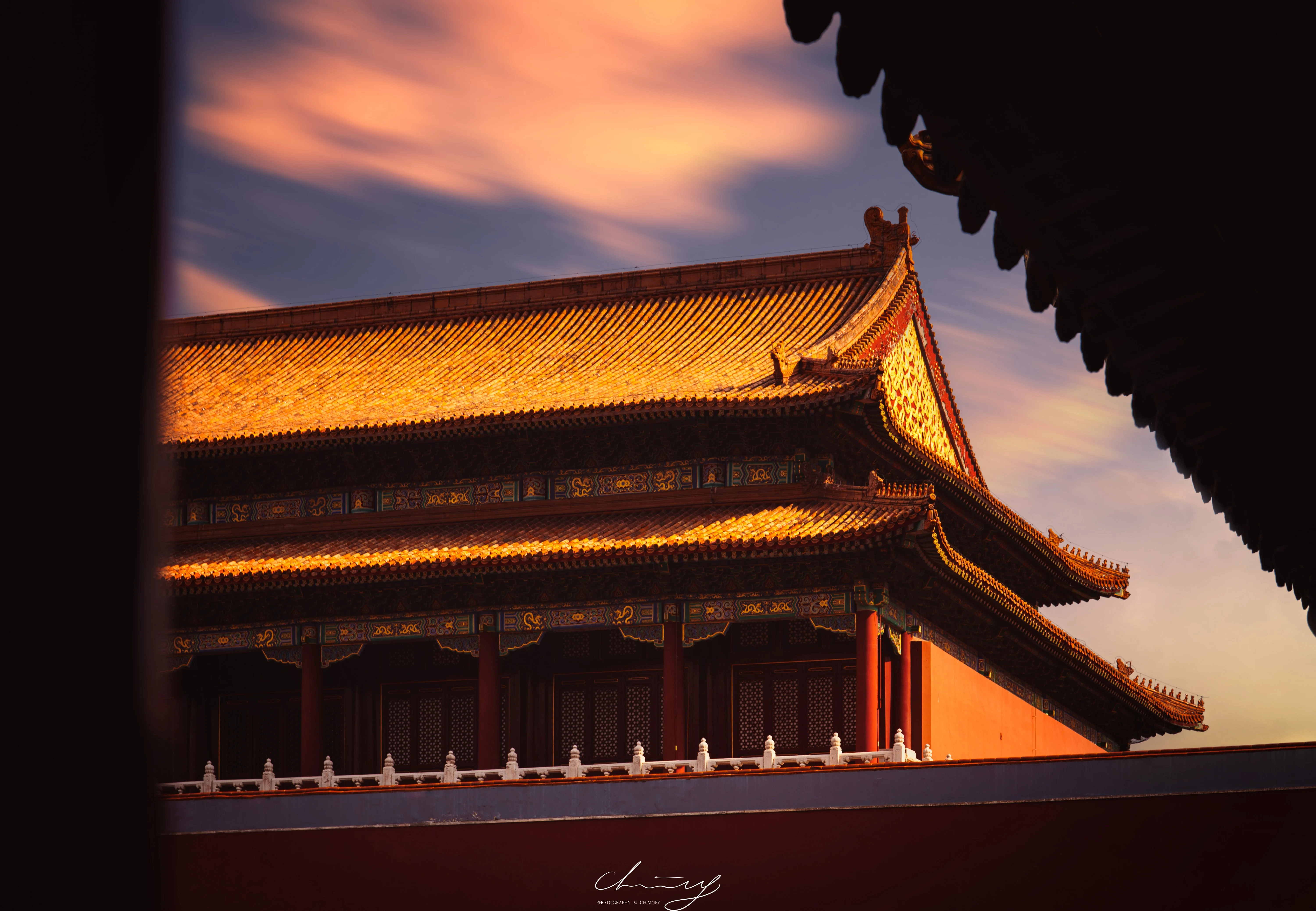 檐角接住最后一段光