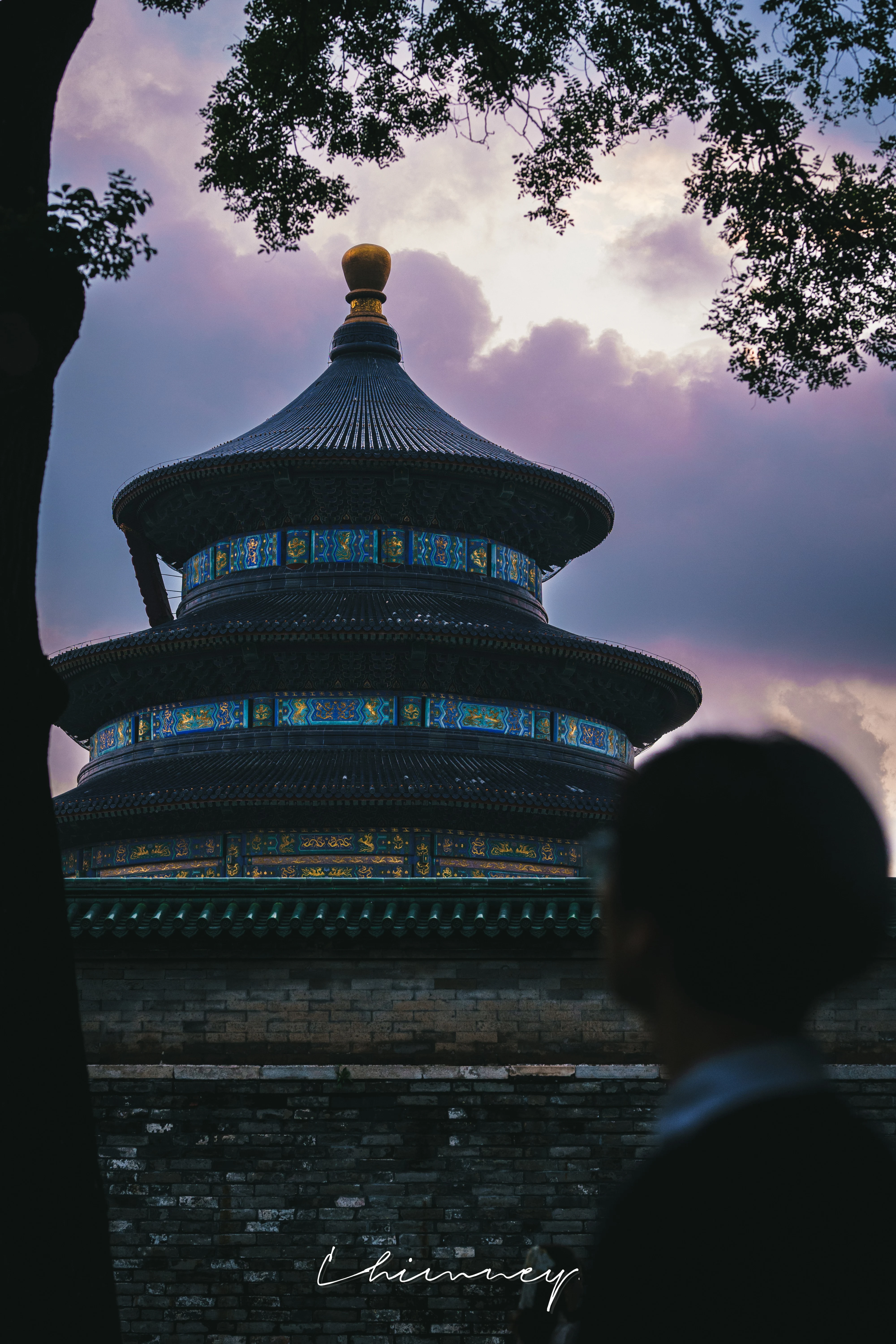 暮色收走颜色，只留一个人影没走