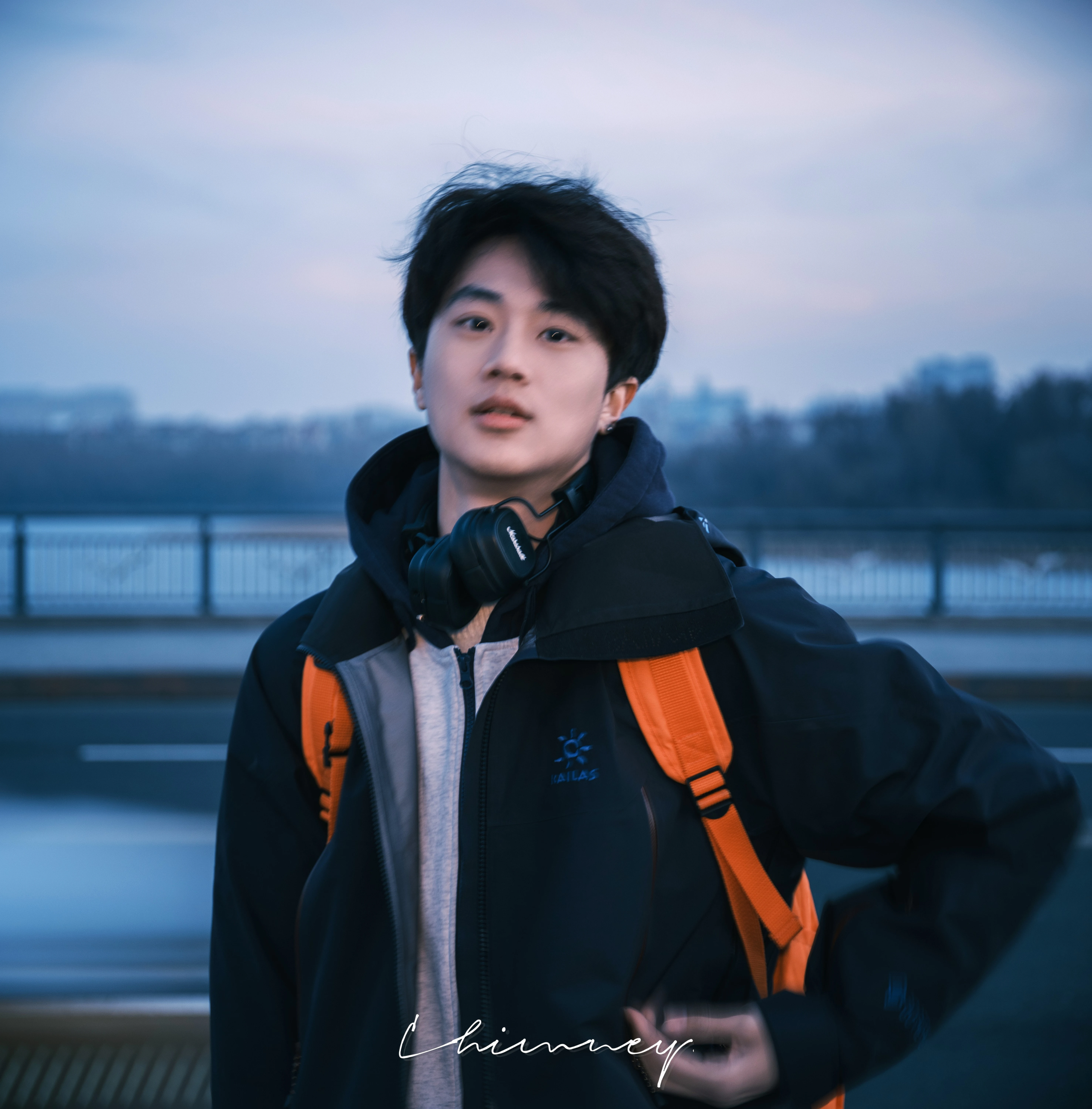 起风的江边，少年望向对岸