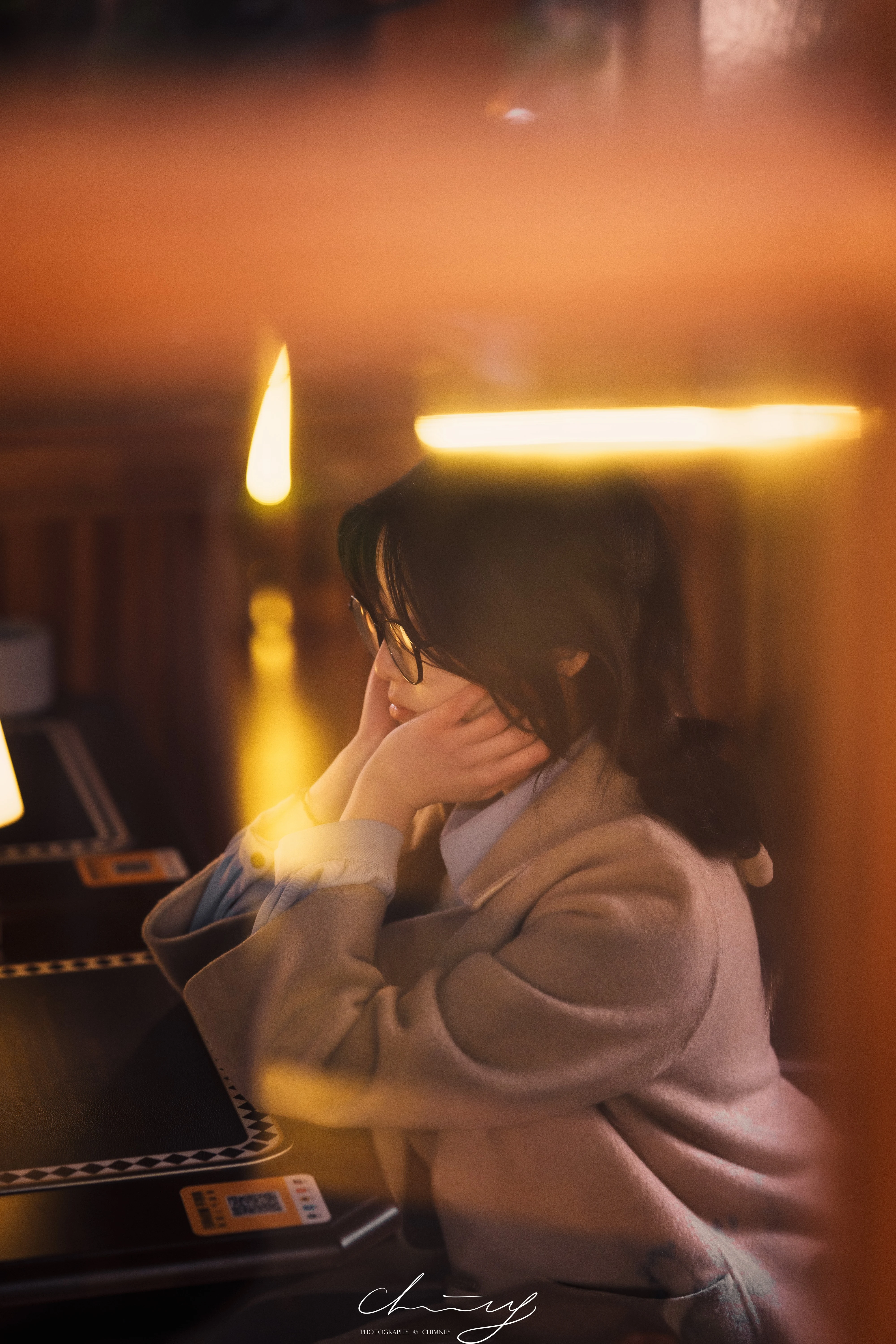 琴声在酒馆里绕了一圈，落回她指尖